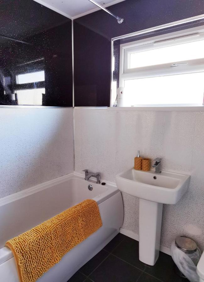 Casa de férias Fourth Avenue, Lovely Bungalow Available For Guests And Contractors Parking Wifi *