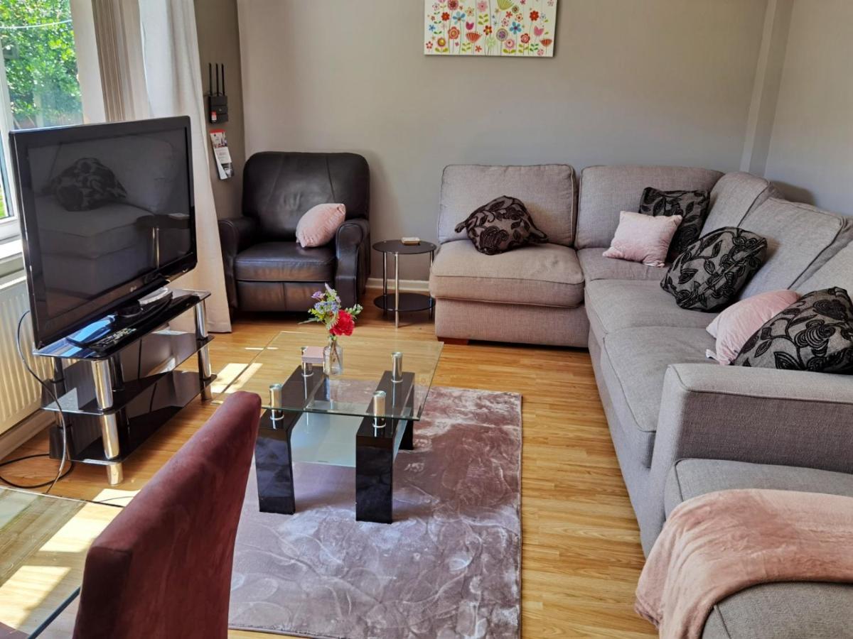 Fourth Avenue, Lovely Bungalow Available For Guests And Contractors Parking Wifi