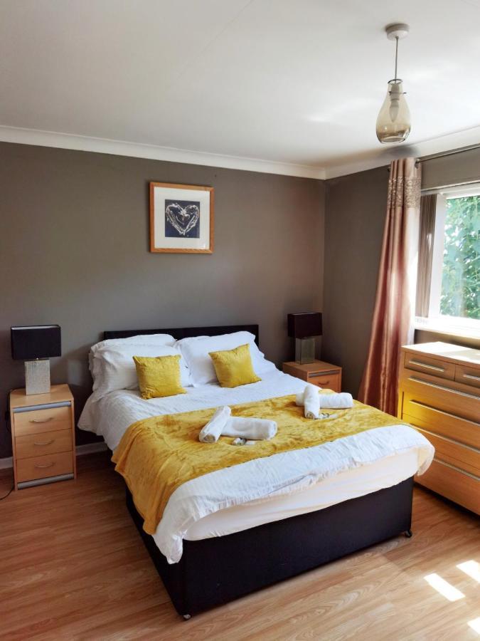 Fourth Avenue, Lovely Bungalow Available For Guests And Contractors Parking Wifi