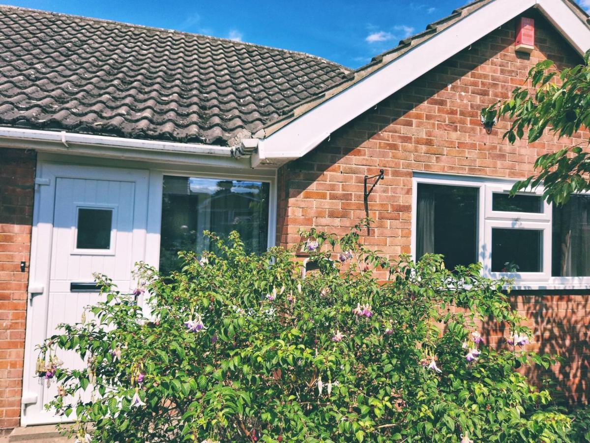 Casa de férias Fourth Avenue, Lovely Bungalow Available For Guests And Contractors Parking Wifi Nottingham