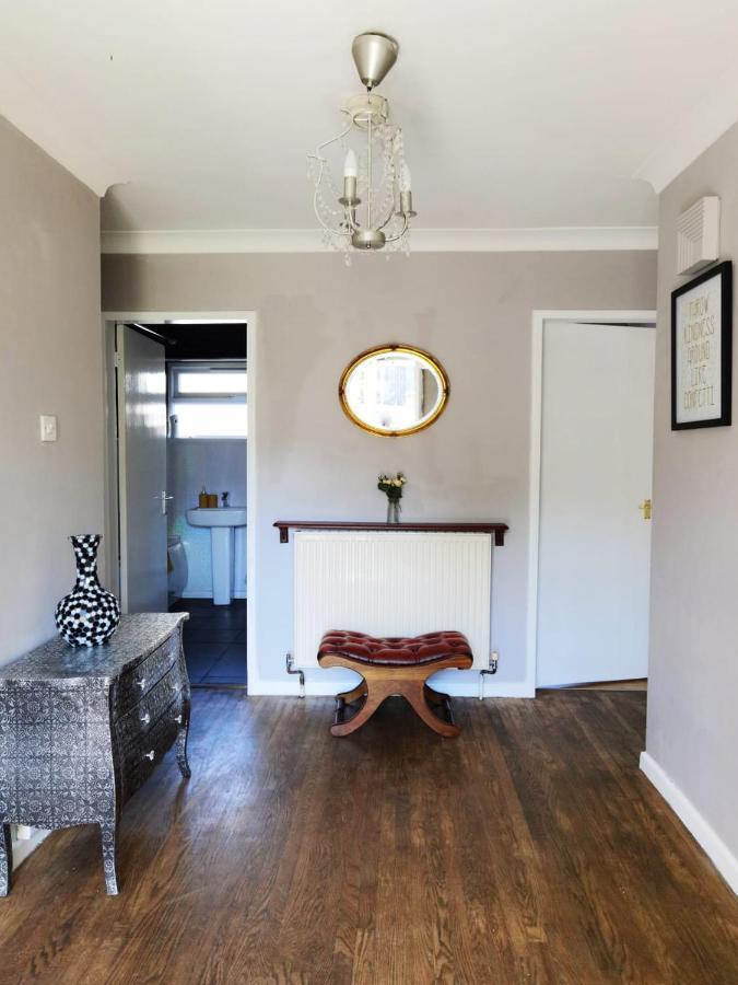 Fourth Avenue, Lovely Bungalow Available For Guests And Contractors Parking Wifi *