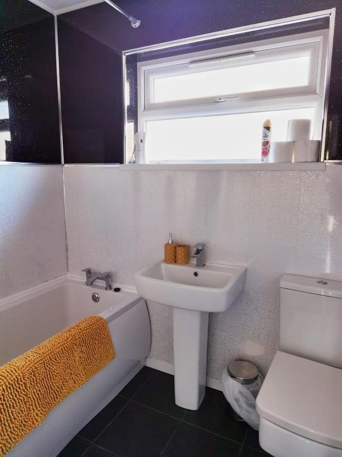 Fourth Avenue, Lovely Bungalow Available For Guests And Contractors Parking Wifi Casa de férias