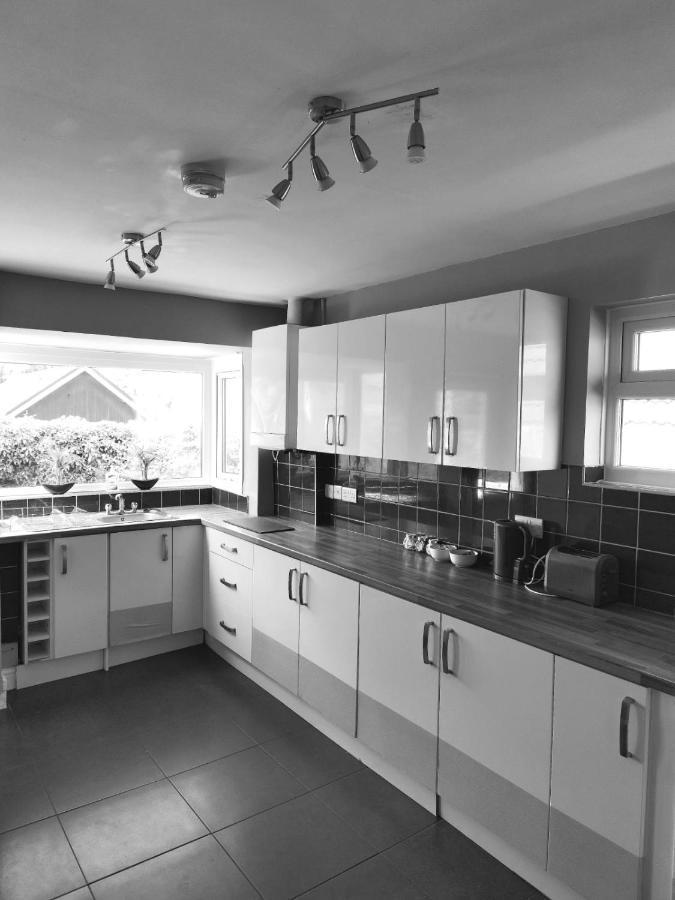 Casa de férias Fourth Avenue, Lovely Bungalow Available For Guests And Contractors Parking Wifi Nottingham