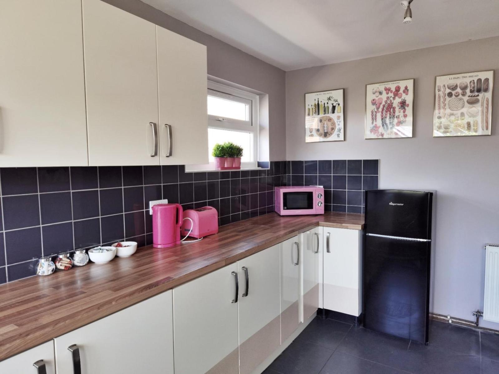 Fourth Avenue, Lovely Bungalow Available For Guests And Contractors Parking Wifi Casa de férias