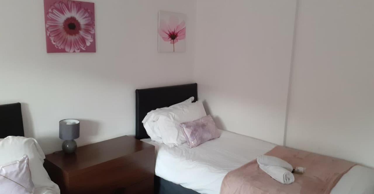 Perry Road, Beautiful Large House Available For Guests And Contractors Parking Wifi Holiday home *