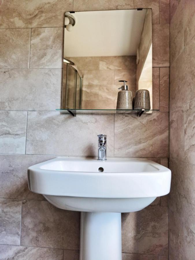 Perry Road, Beautiful Large House Available For Guests And Contractors Parking Wifi Nottingham