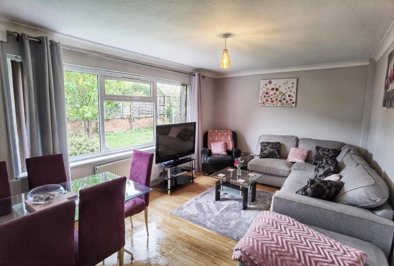Fourth Avenue, Lovely Bungalow Available For Guests And Contractors Parking Wifi Casa de férias Nottingham