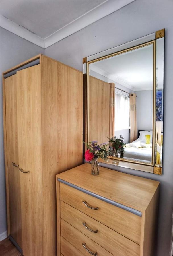 Casa de férias Fourth Avenue, Lovely Bungalow Available For Guests And Contractors Parking Wifi Nottingham