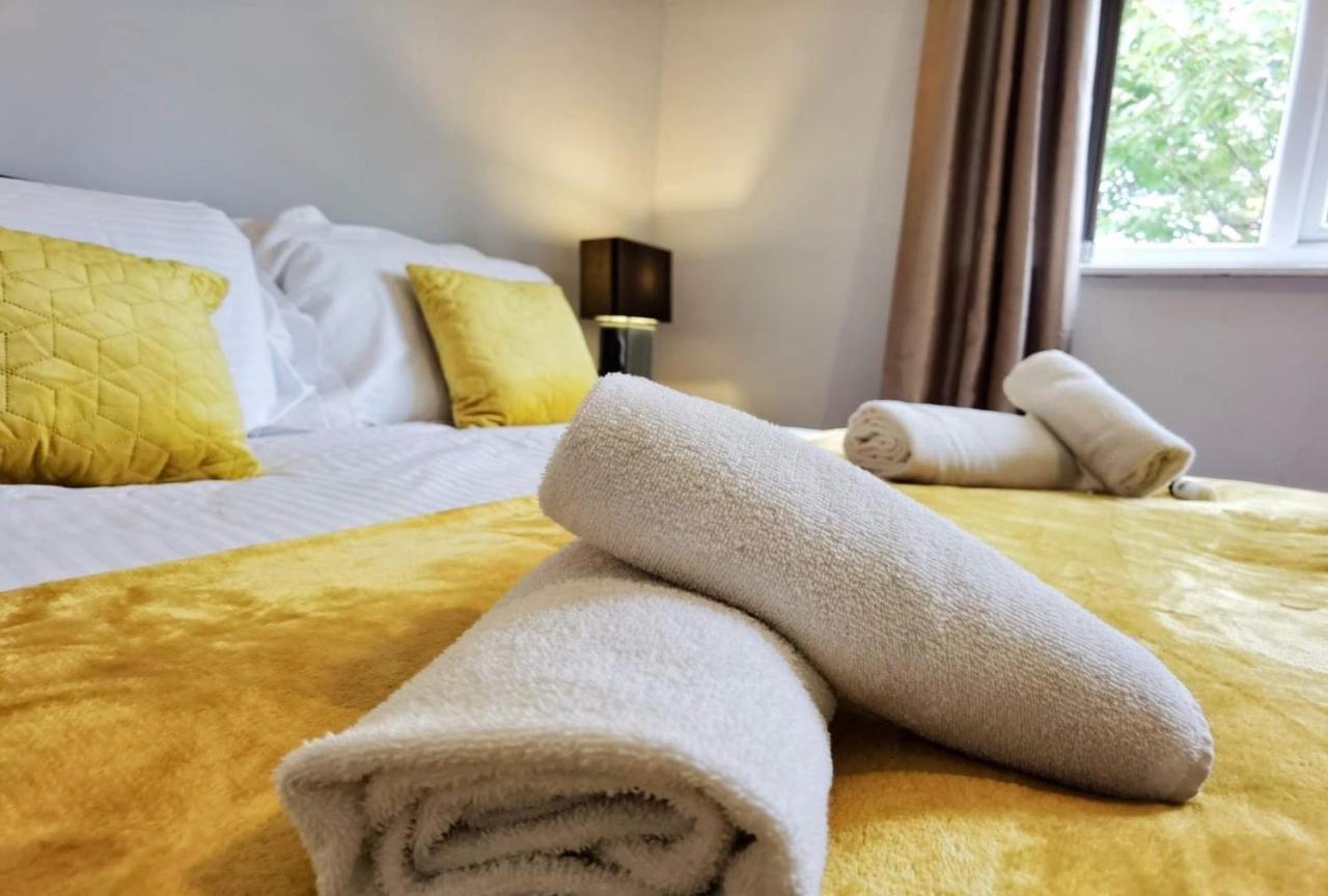 Casa de férias Fourth Avenue, Lovely Bungalow Available For Guests And Contractors Parking Wifi *
