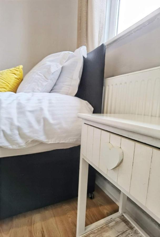 Fourth Avenue, Lovely Bungalow Available For Guests And Contractors Parking Wifi
