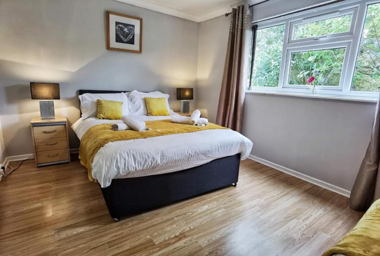 Casa de férias Fourth Avenue, Lovely Bungalow Available For Guests And Contractors Parking Wifi
