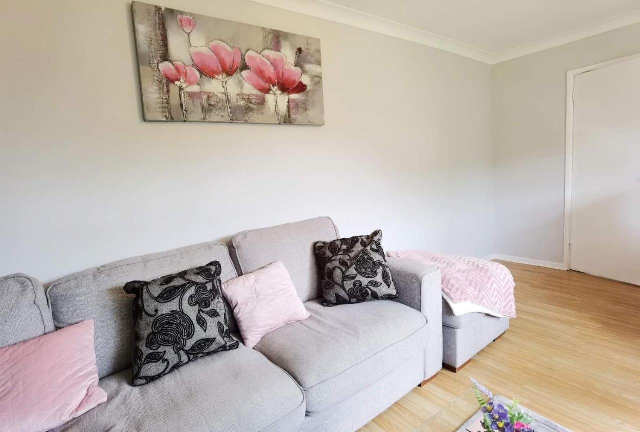 Fourth Avenue, Lovely Bungalow Available For Guests And Contractors Parking Wifi *