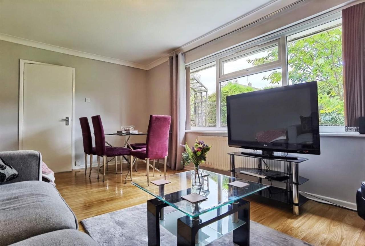 Casa de férias Fourth Avenue, Lovely Bungalow Available For Guests And Contractors Parking Wifi