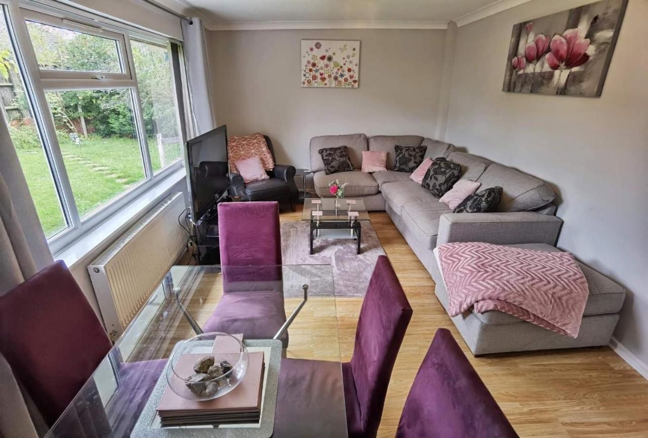 Fourth Avenue, Lovely Bungalow Available For Guests And Contractors Parking Wifi Casa de férias *