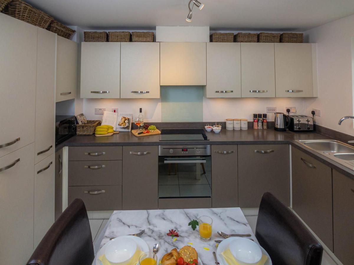 Modern 2 Bed House With Parking And Garden *