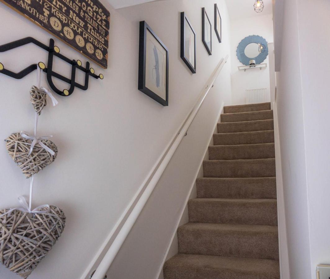 Modern 2 Bed House With Parking And Garden *