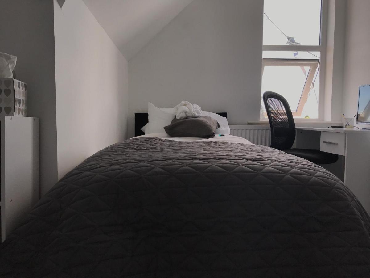 Homestay Cinderhouse Highbury Vale *