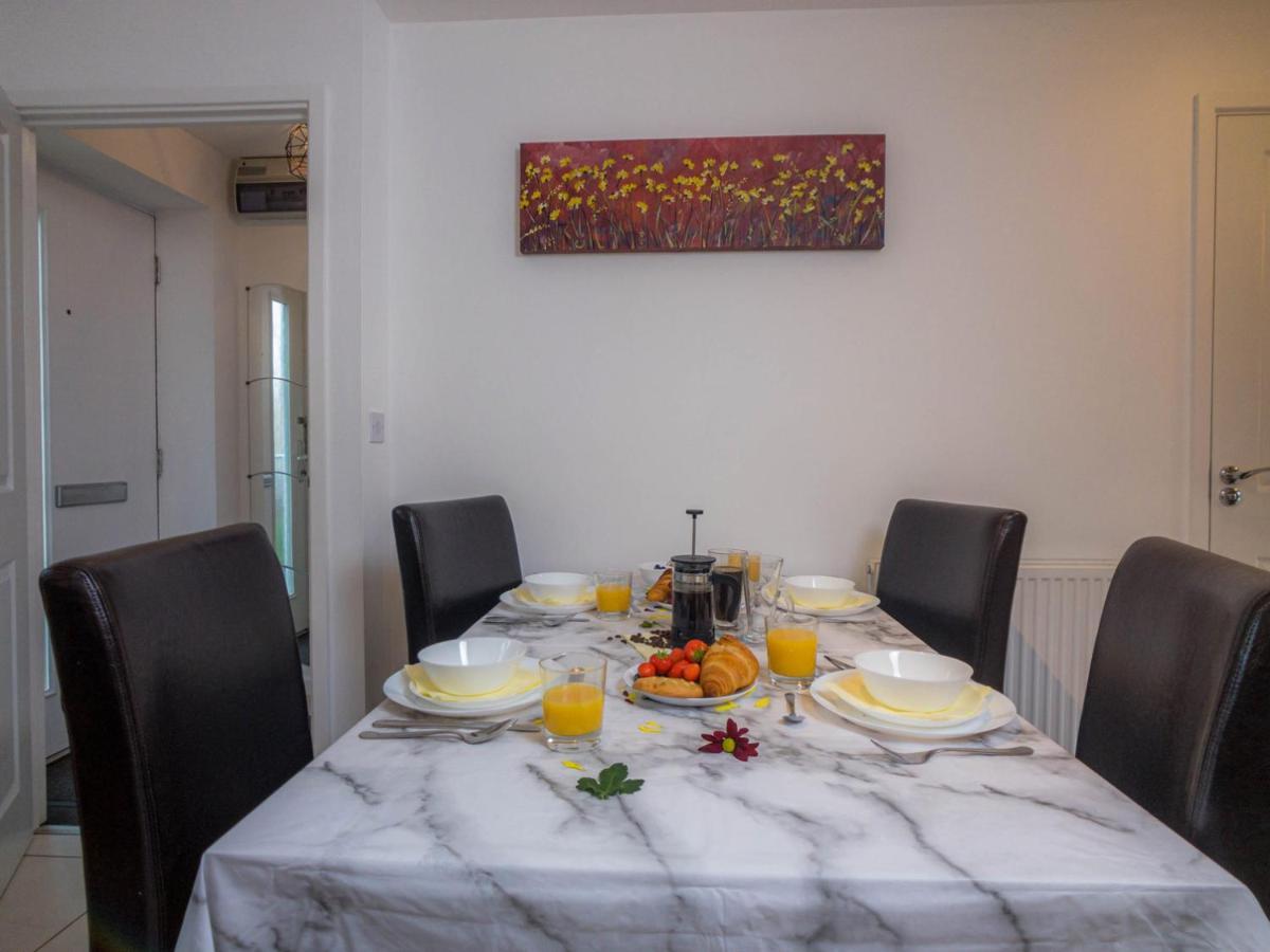 Holiday home Modern 2 Bed House With Parking And Garden *