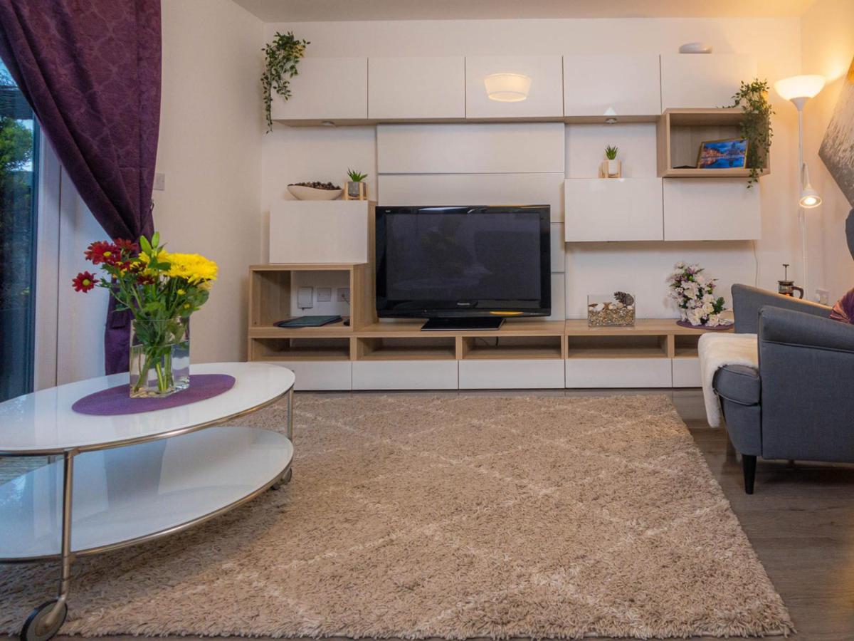 Holiday home Modern 2 Bed House With Parking And Garden *