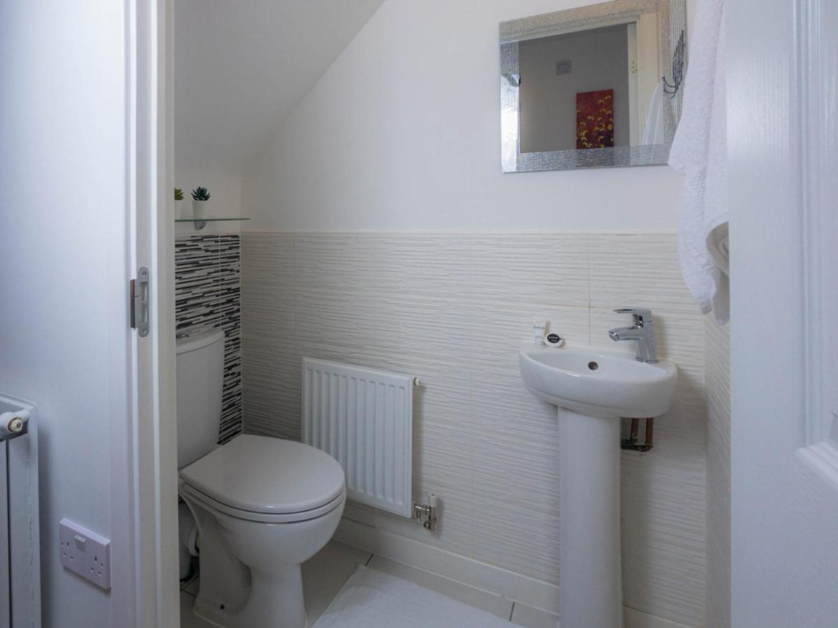 Modern 2 Bed House With Parking And Garden