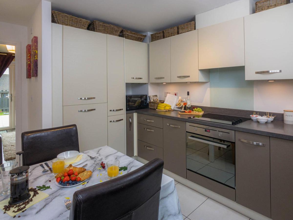 Modern 2 Bed House With Parking And Garden Holiday home