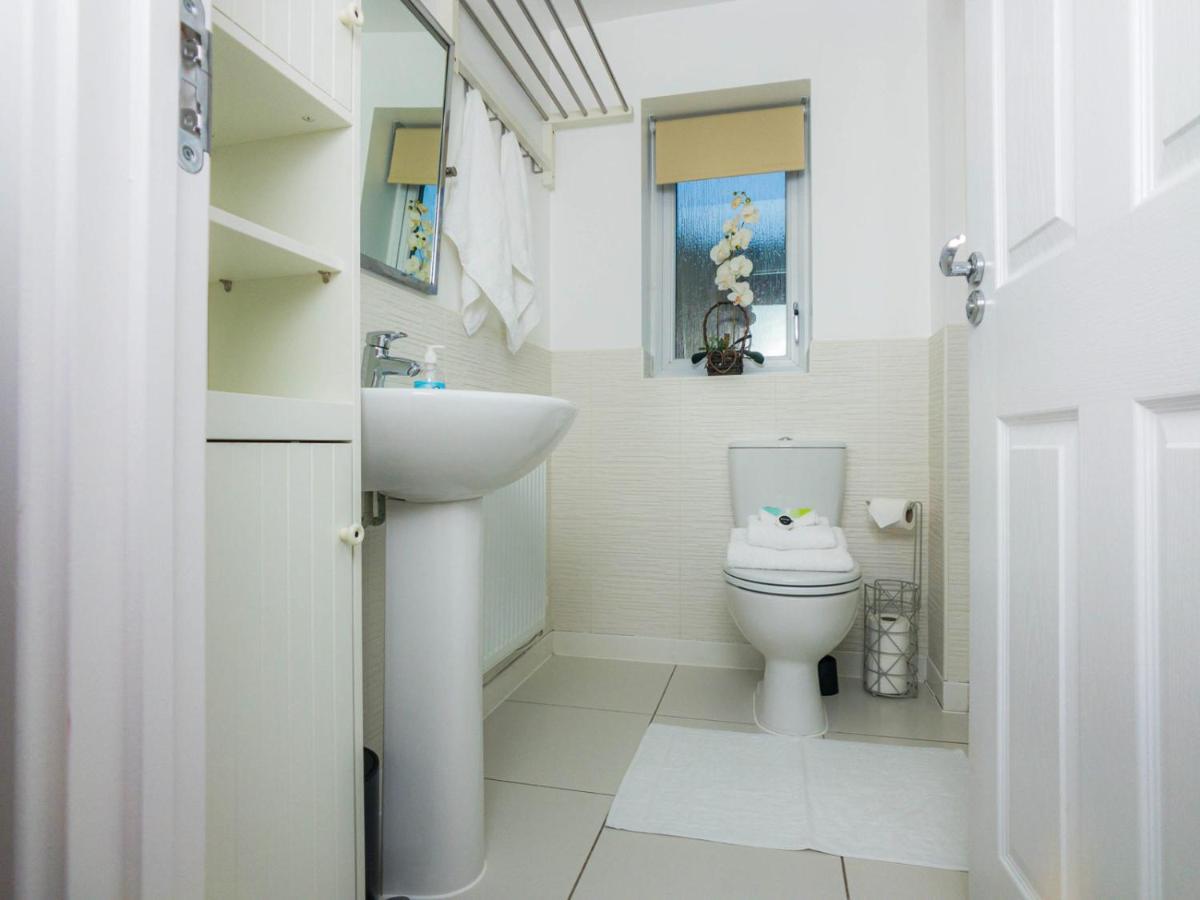 Modern 2 Bed House With Parking And Garden *