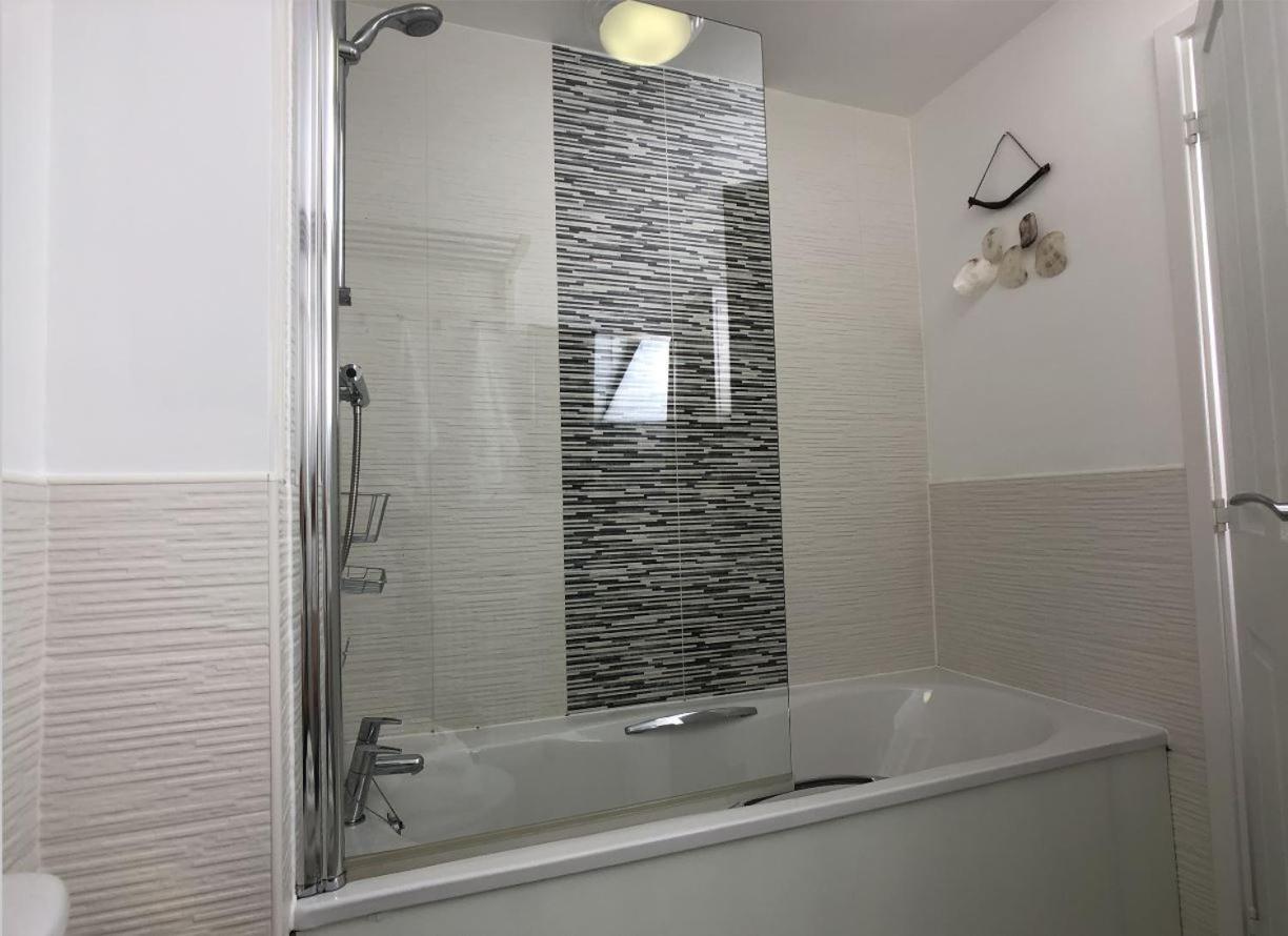 Modern 2 Bed House With Parking And Garden Holiday home *