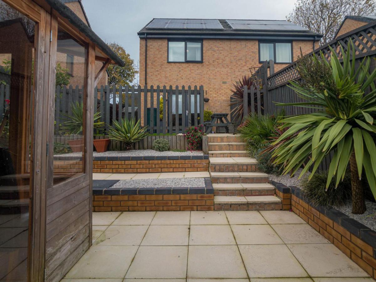 Modern 2 Bed House With Parking And Garden Holiday home
