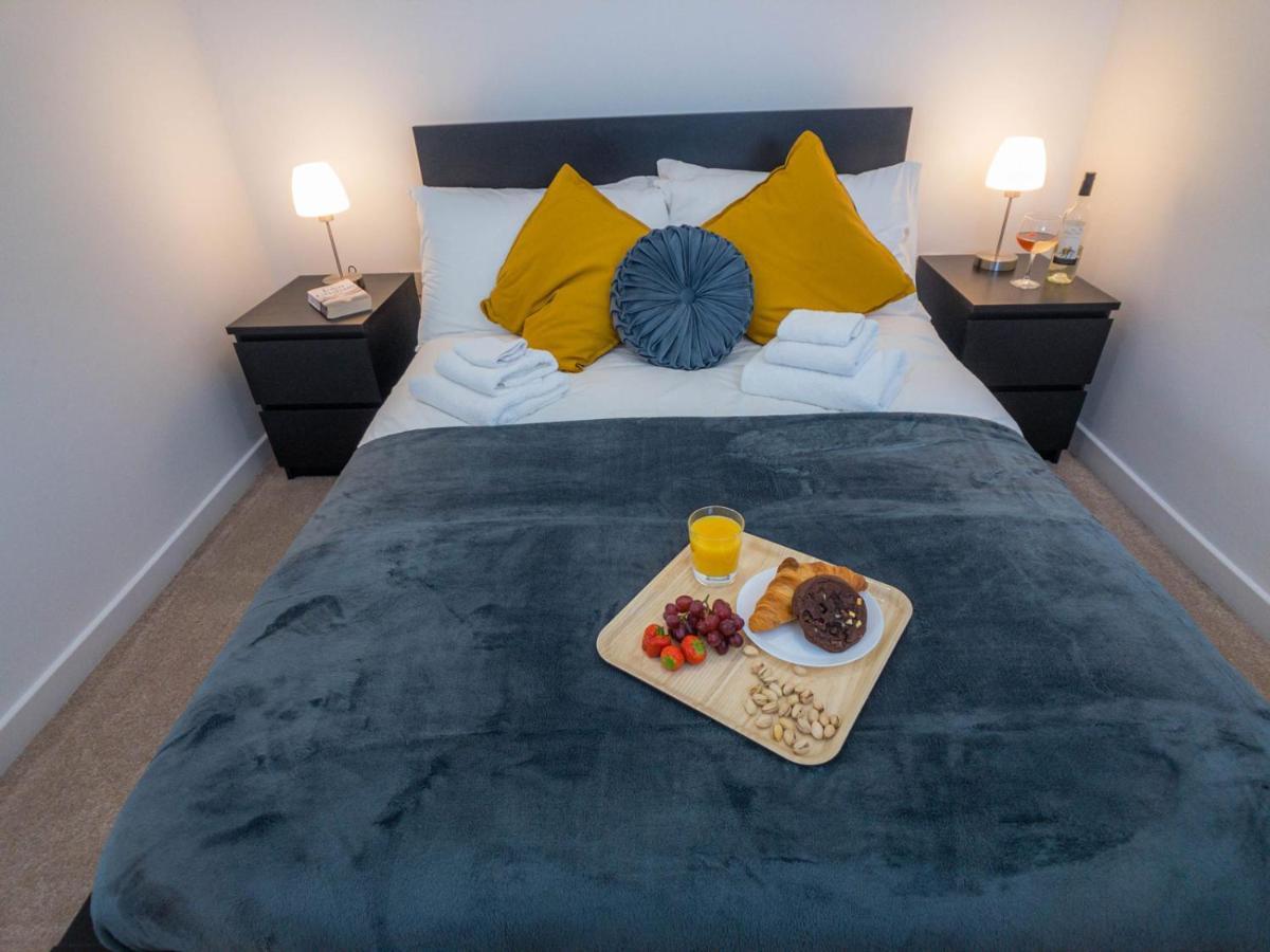 Modern 2 Bed House With Parking And Garden Holiday home *