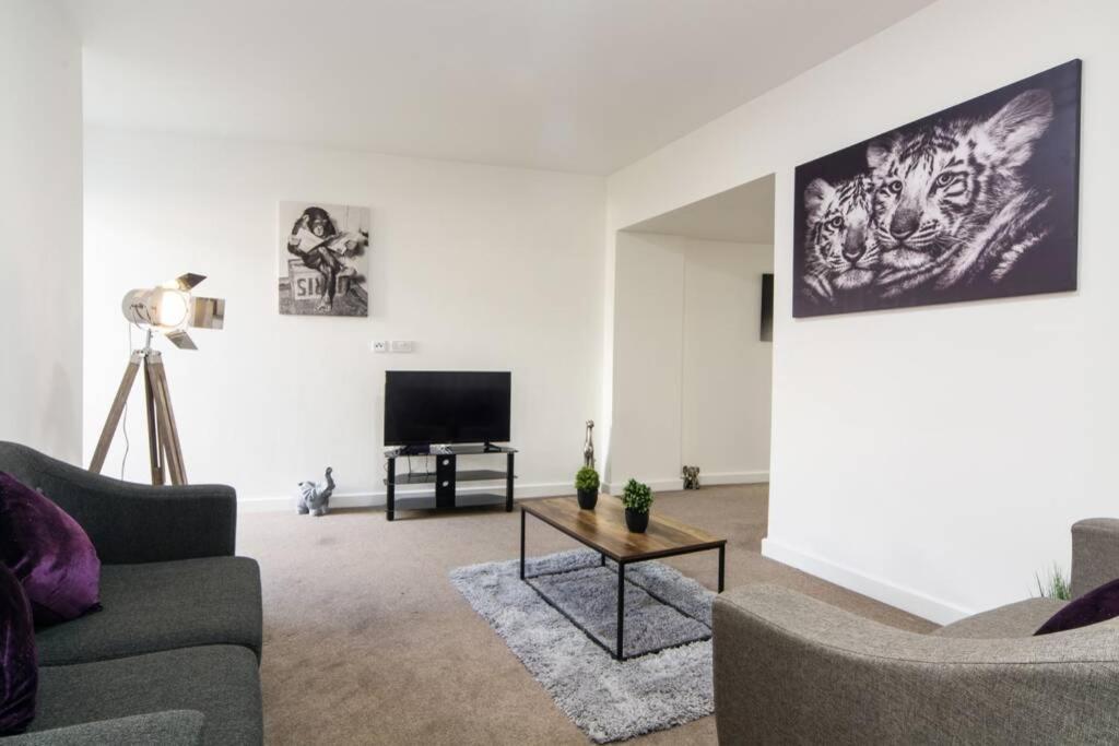 Apartment Luxury City Centre Penthouse With Balcony - 2 Bed *