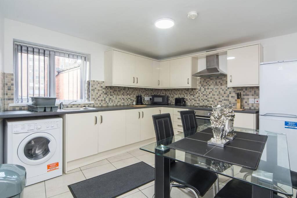 Apartment Luxury City Centre Penthouse With Balcony - 2 Bed