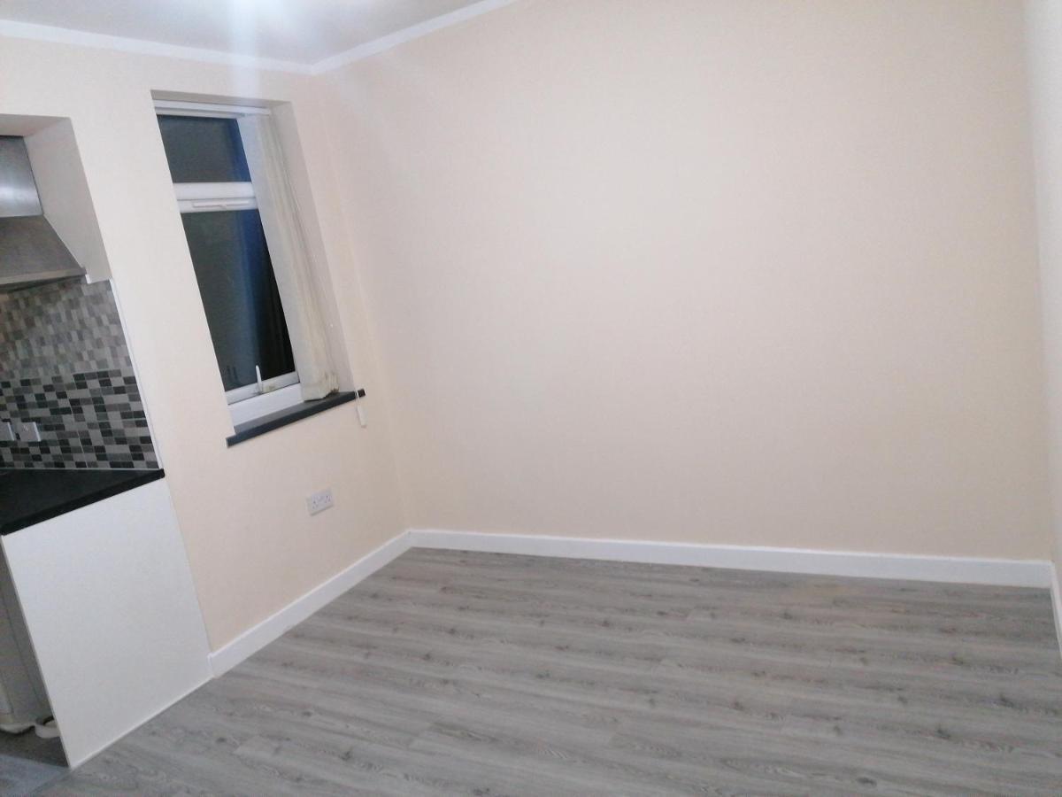 Self-contained Studio Flat Bathrooms Kitchens Upgrade Locations To Centre 15 Minutes Walking Distance Universities Queen Hospitals Hospitals *