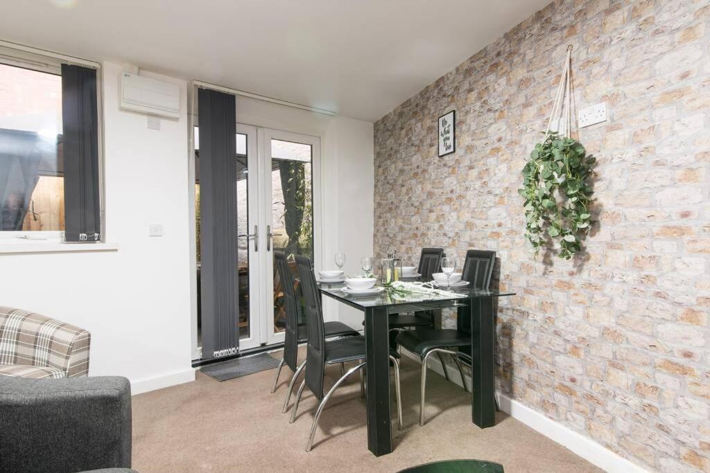 Luxury Hot Tub + 3 Double Bedrooms And Pool Table Nottingham
