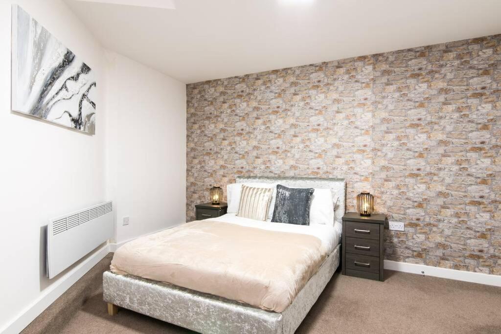 Luxury Hot Tub + 3 Double Bedrooms And Pool Table Apartment Nottingham