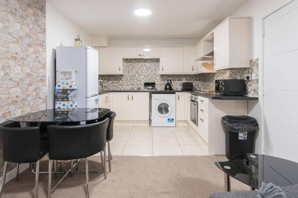 Luxury Hot Tub + 3 Double Bedrooms And Pool Table Apartment Nottingham