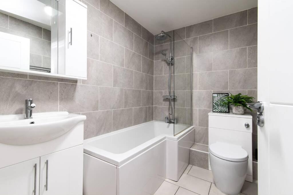 Luxury Hot Tub + 3 Double Bedrooms And Pool Table Apartment *
