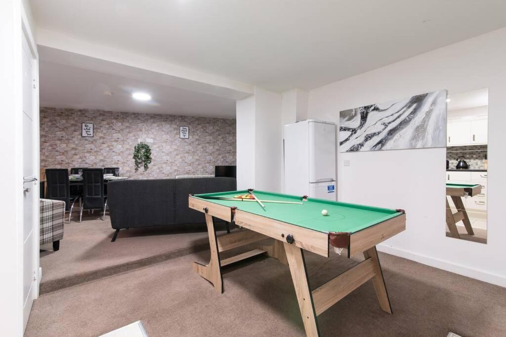 Luxury Hot Tub + 3 Double Bedrooms And Pool Table Apartment *