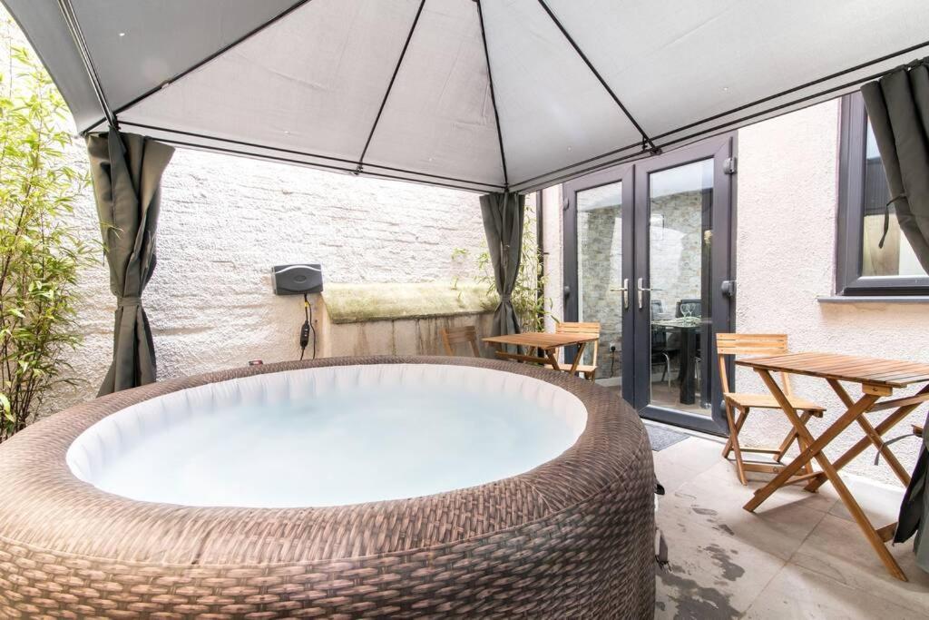 Luxury Hot Tub + 3 Double Bedrooms And Pool Table *
