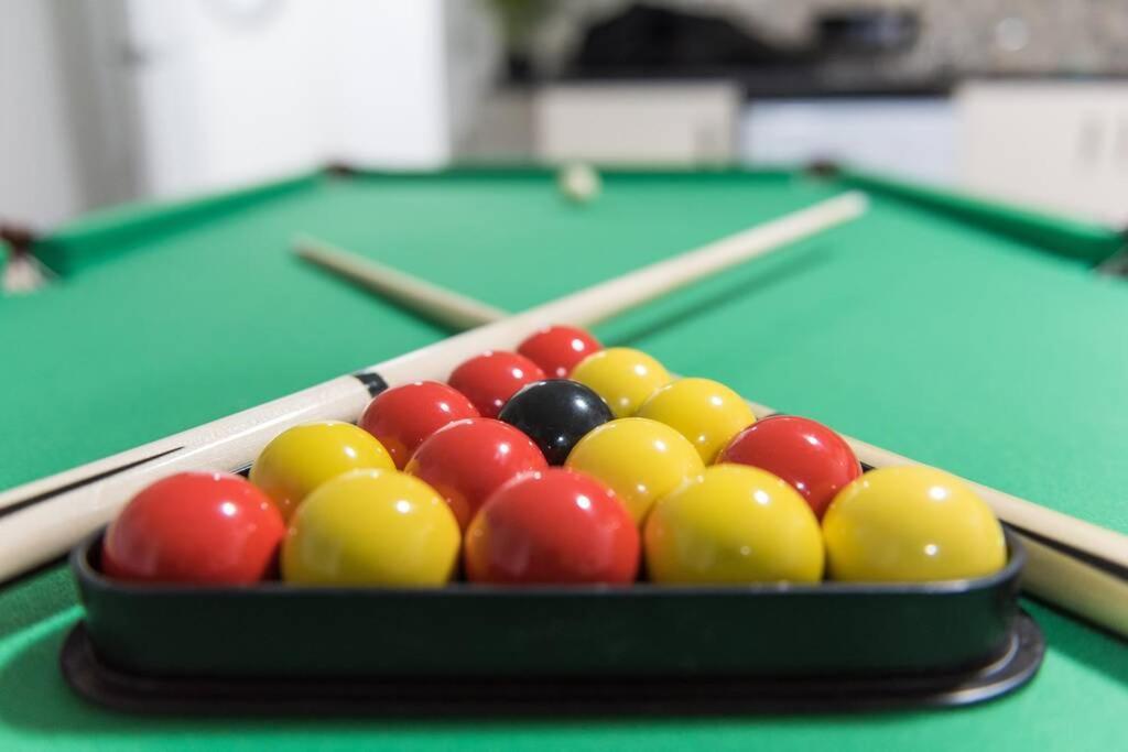Luxury Hot Tub + 3 Double Bedrooms And Pool Table Apartment *