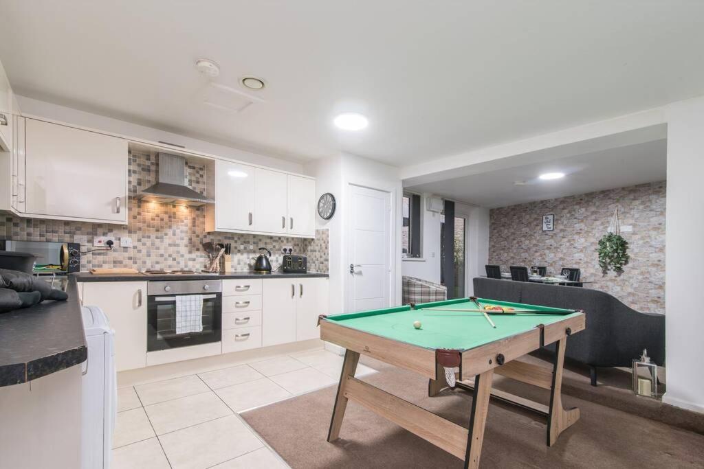Luxury Hot Tub + 3 Double Bedrooms And Pool Table Apartment Nottingham