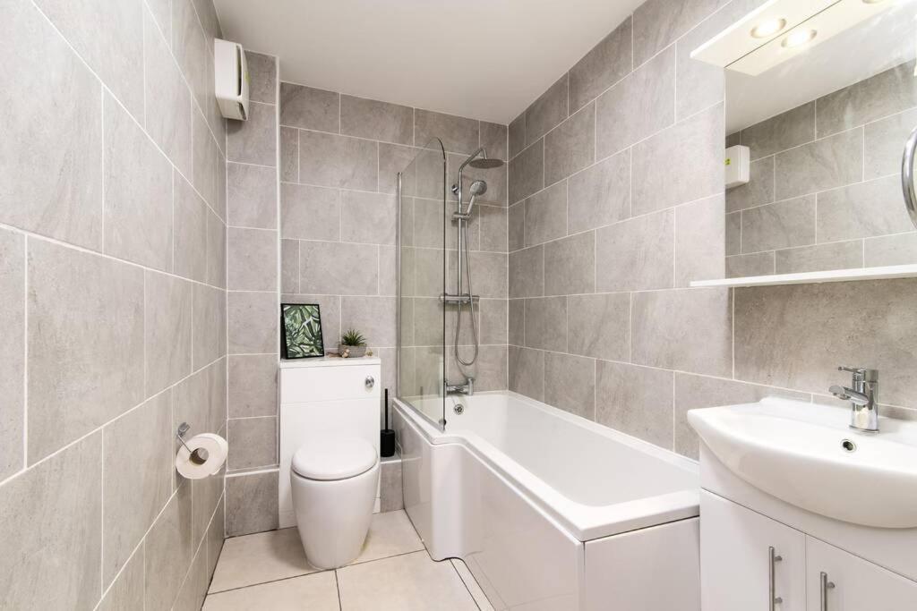 Luxury Hot Tub + 3 Double Bedrooms And Pool Table Apartment *