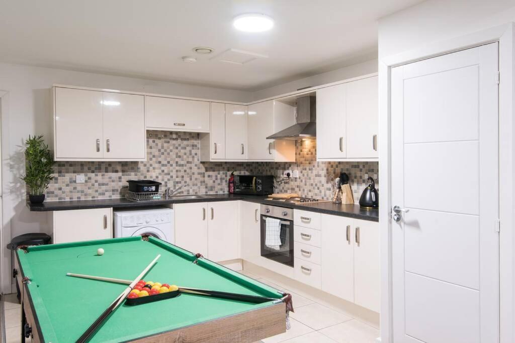 Luxury Hot Tub + 3 Double Bedrooms And Pool Table *