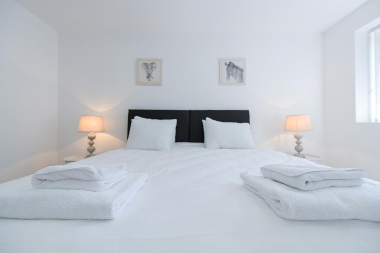 Adbolton House - Sleek, Stylish, Brand New & Carbon *