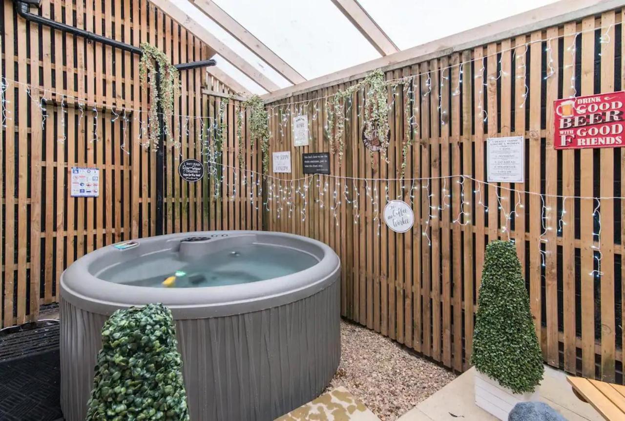 Hidden Hot Tub Retreat In Apartment