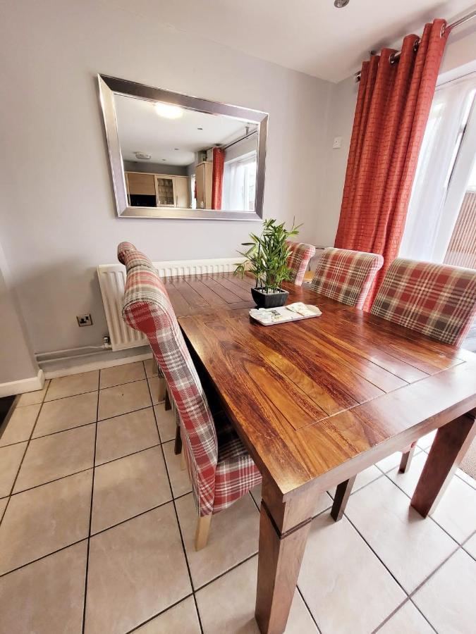 Casa de férias Bakewell House - Huku Kwetu Notts -spacious 3 Bedroom House - Suitable & Affordable Group - Business Travellers *