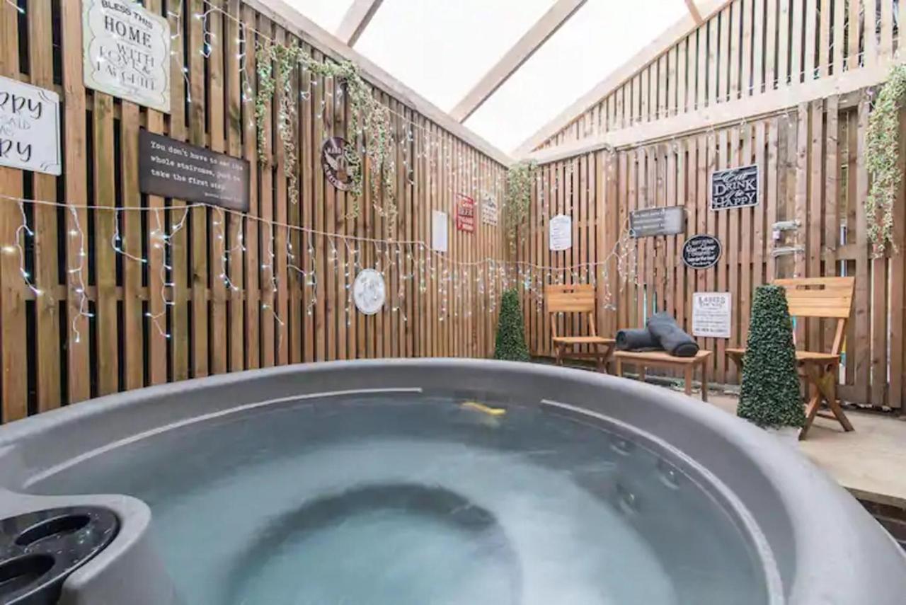 Apartment Hidden Hot Tub Retreat In