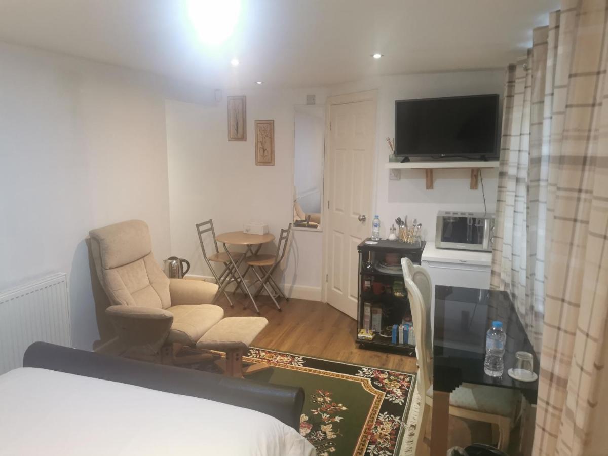 Apartamento Peaceful Studio En-suite Pvt Entrance Garden Free Parking