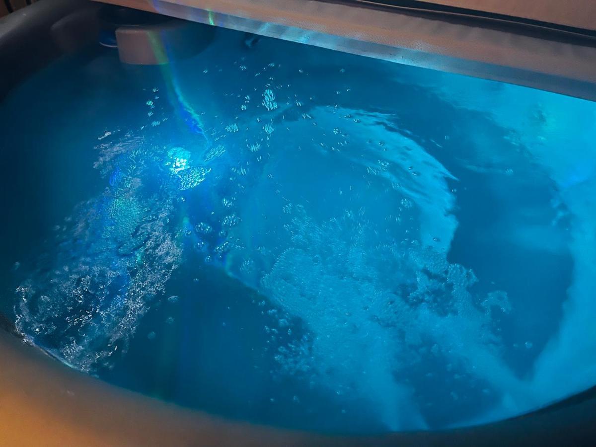 Hidden Hot Tub Retreat In * Nottingham