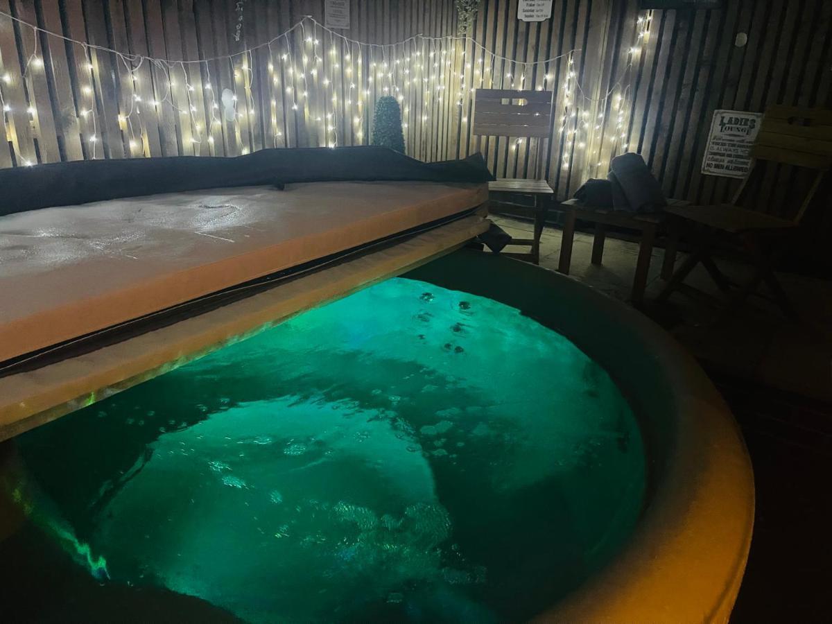 Hidden Hot Tub Retreat In Apartment