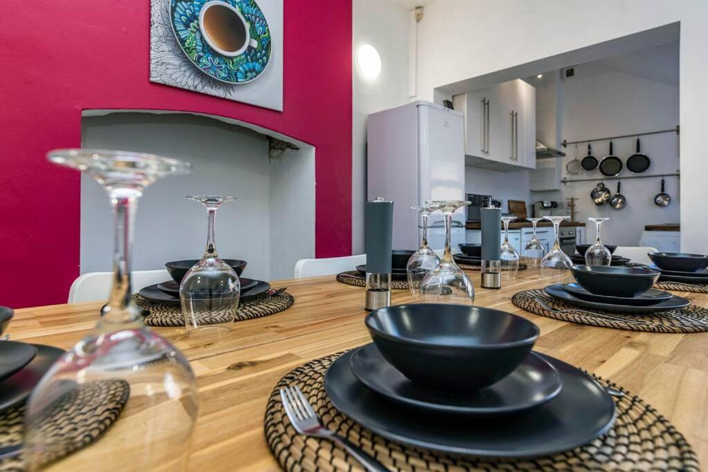 Spacious House With Four Bedrooms, Parking And Private Garden, Sleeps Up To 10 People